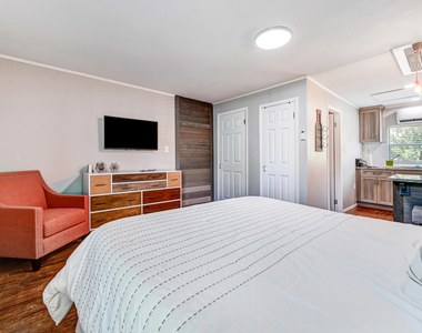 1704 Oak Street - Photo Thumbnail 1