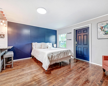 1704 Oak Street - Photo Thumbnail 4