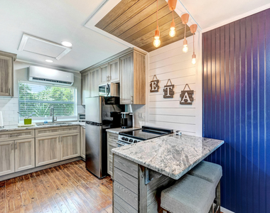 1704 Oak Street - Photo Thumbnail 9
