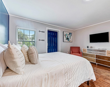 1704 Oak Street - Photo Thumbnail 3