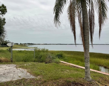 1011 Lakeview Drive - Photo Thumbnail 3
