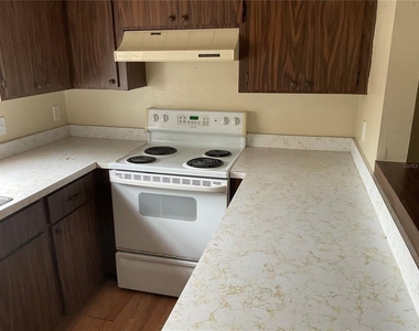 1011 Lakeview Drive - Photo Thumbnail 7