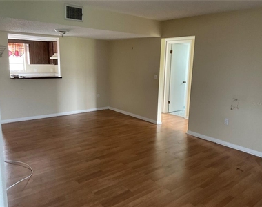 1011 Lakeview Drive - Photo Thumbnail 5