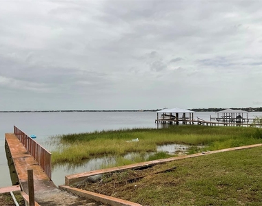 1011 Lakeview Drive - Photo Thumbnail 4
