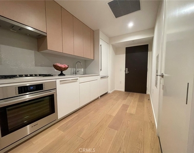 877 Francisco Street - Photo Thumbnail 4