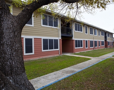 5635 W W Cesar E Chavez Blvd - Photo Thumbnail 1