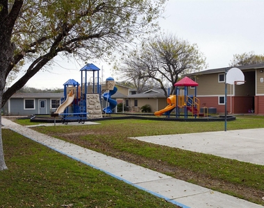 5635 W W Cesar E Chavez Blvd - Photo Thumbnail 4
