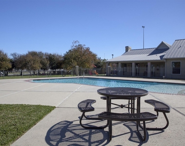 910 North Frio Street - Photo Thumbnail 9