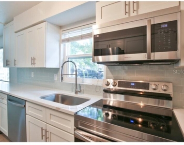 422 Julia Place - Photo Thumbnail 6