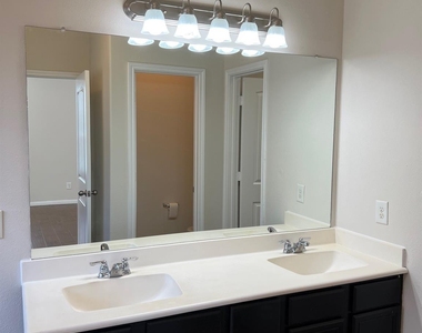 1238 S Maple Drive - Photo Thumbnail 4