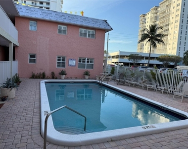 1450 N Riverside Drive - Photo Thumbnail 8