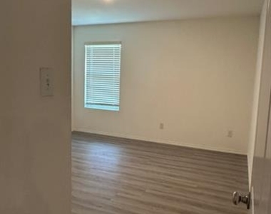 5906 Nyquist Way - Photo Thumbnail 12