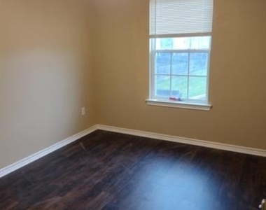 1106 Parkway Trail - Photo Thumbnail 8