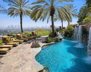 10066 Cielo Drive - Photo Thumbnail 12