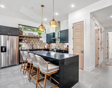 207 Lockwood Drive - Photo Thumbnail 13