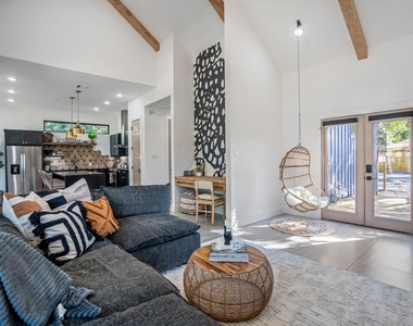 207 Lockwood Drive - Photo Thumbnail 9