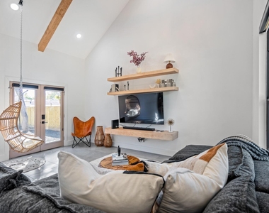 207 Lockwood Drive - Photo Thumbnail 7