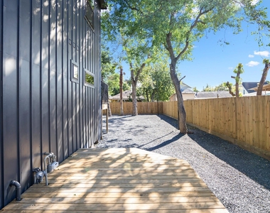 207 Lockwood Drive - Photo Thumbnail 5