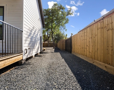 207 Lockwood Drive - Photo Thumbnail 4