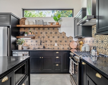 207 Lockwood Drive - Photo Thumbnail 12
