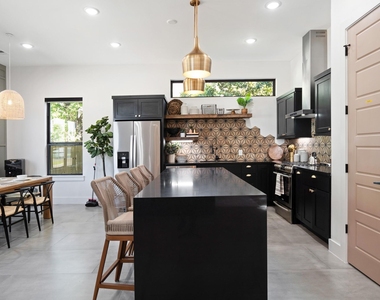 207 Lockwood Drive - Photo Thumbnail 10