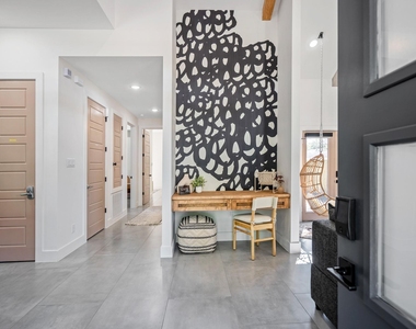 207 Lockwood Drive - Photo Thumbnail 6