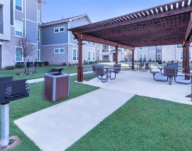 4633 Campus Dr - Photo Thumbnail 6