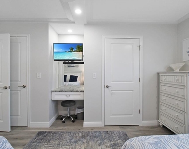 5780 Midnight Pass Road - Photo Thumbnail 12