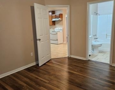 225 E Craven Avenue - Photo Thumbnail 5