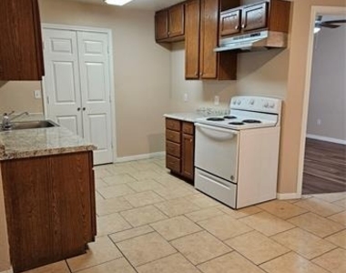225 E Craven Avenue - Photo Thumbnail 6