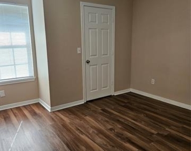 225 E Craven Avenue - Photo Thumbnail 10