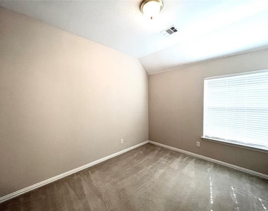 1305 Granger Drive - Photo Thumbnail 14