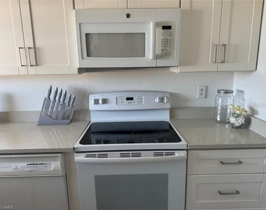 1900 Alamanda Drive - Photo Thumbnail 10