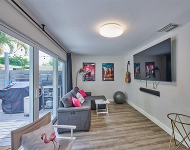 801 Ne 15th Street - Photo Thumbnail 1