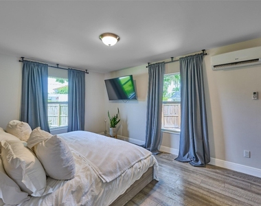 801 Ne 15th Street - Photo Thumbnail 2
