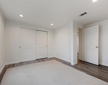 901 Valdez St - Photo Thumbnail 8