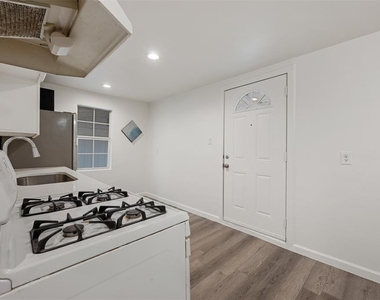 901 Valdez St - Photo Thumbnail 4