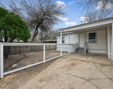 901 Valdez St - Photo Thumbnail 2