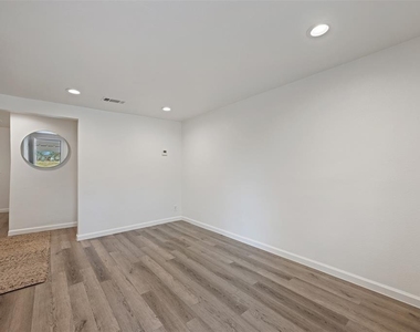 901 Valdez St - Photo Thumbnail 5