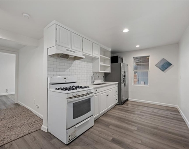 901 Valdez St - Photo Thumbnail 3
