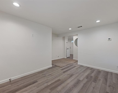 901 Valdez St - Photo Thumbnail 6