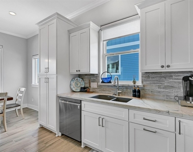22915 Martes Street - Photo Thumbnail 9