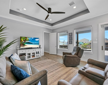 22915 Martes Street - Photo Thumbnail 4