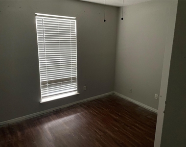 1026 W Brompton Drive W - Photo Thumbnail 2
