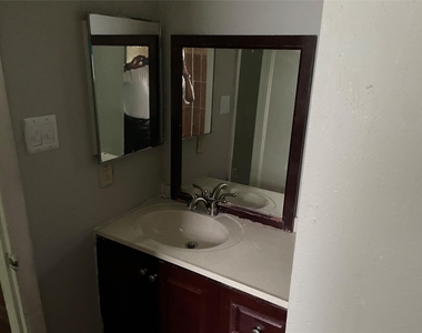 1026 W Brompton Drive W - Photo Thumbnail 3