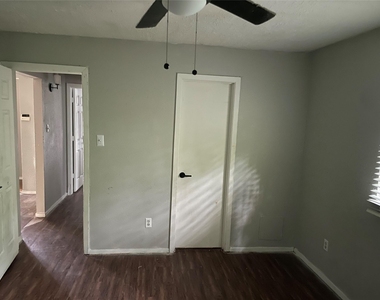 1026 W Brompton Drive W - Photo Thumbnail 6