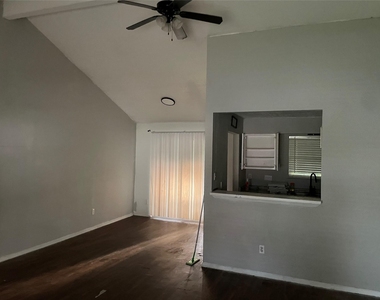 1026 W Brompton Drive W - Photo Thumbnail 8