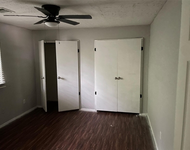 1026 W Brompton Drive W - Photo Thumbnail 7