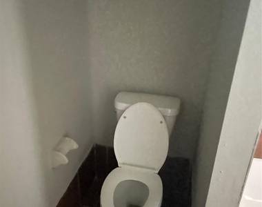 1026 W Brompton Drive W - Photo Thumbnail 4