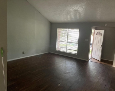 1026 W Brompton Drive W - Photo Thumbnail 9